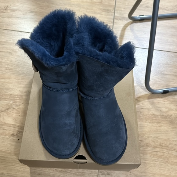 Uggs - good condition - size 6 with box included - Picture 2 of 3
